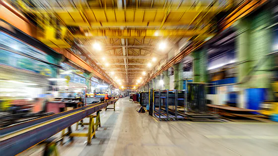 Industriehalle mit LED-Gasentladungslampen