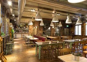 Mit Philips DimTone erleuchtetes Restaurant 