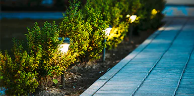 Gartenbeleuchtung mit einem gepflasterten Weg