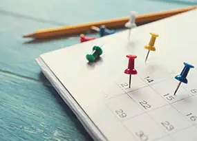 Kalender mit Pins