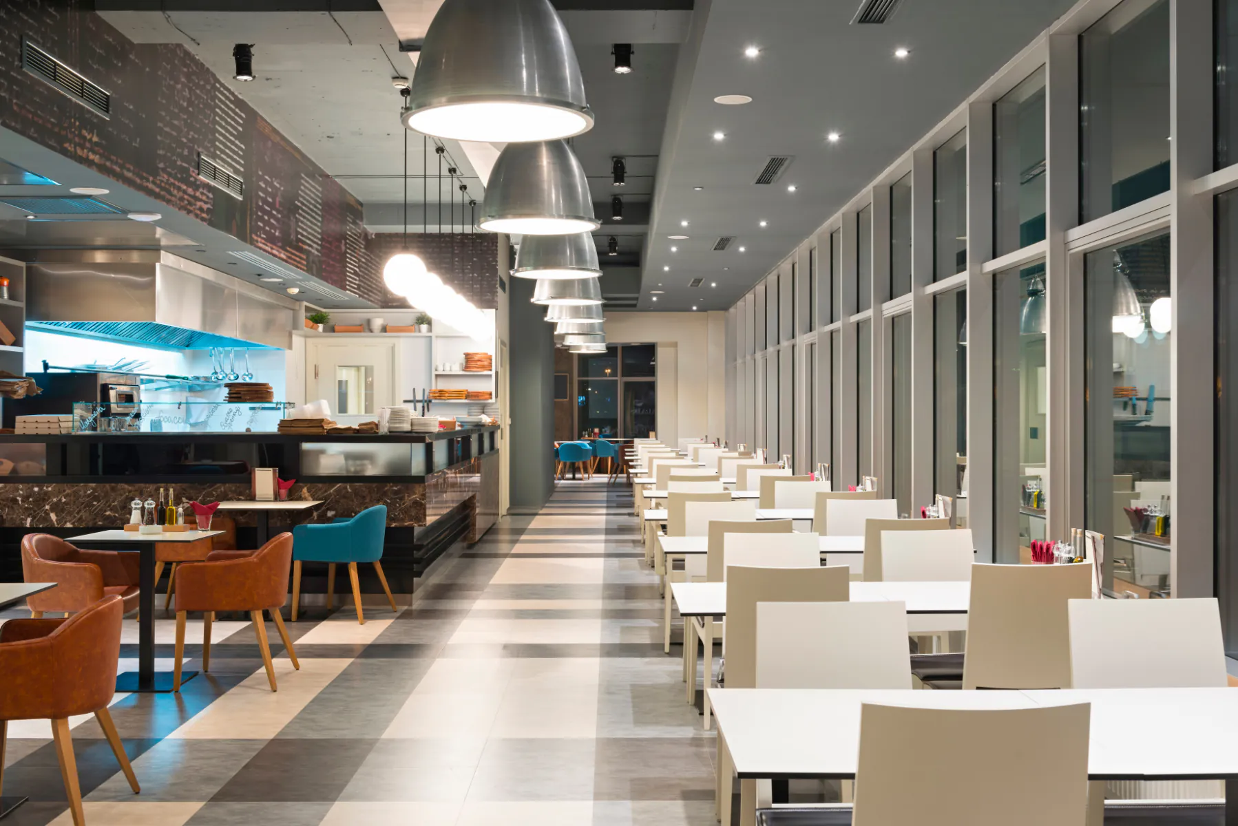 Kantine mit LED-Downlights