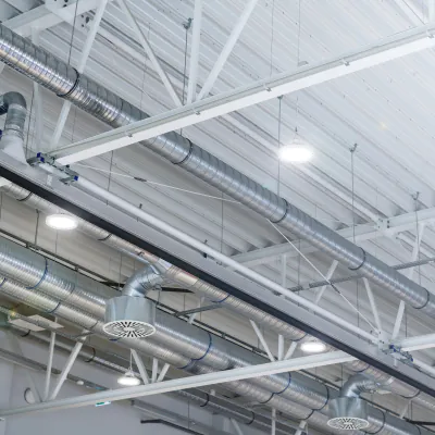LED-Highbays in einer Halle