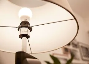 Philips SceneSwitch LED-Lampe in einer Leuchte 
