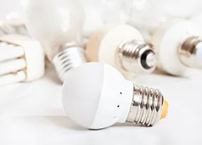 Vollspektrum LED und weitere Leuchtmittel im Hintergrund