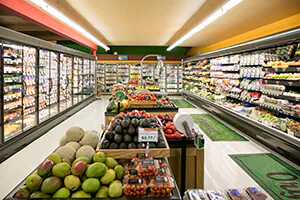 Beleuchtung der G&auml;ng im Supermarkt
